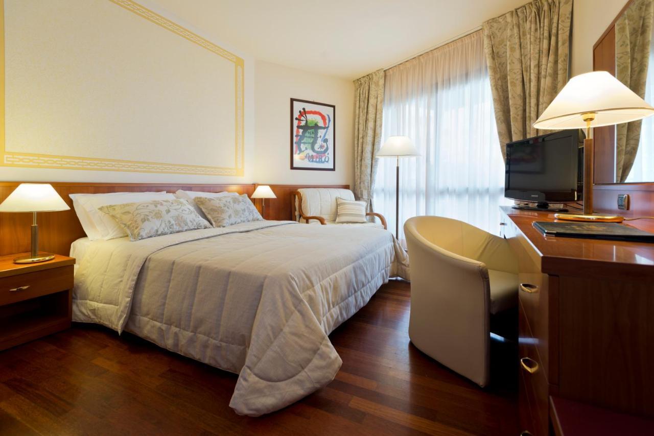 Savoy Beach Hotel & Thermal Spa Бібіоне Екстер'єр фото A room at the hotel