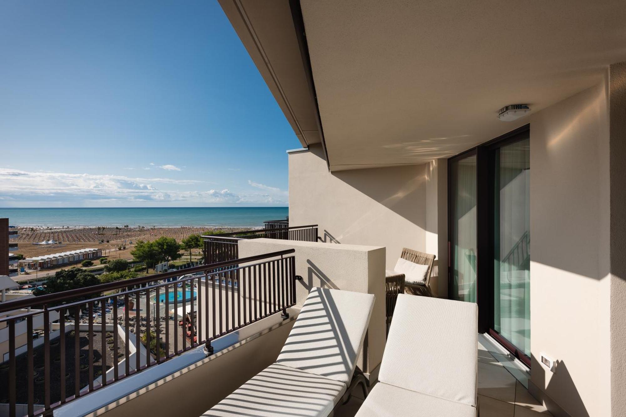 Savoy Beach Hotel & Thermal Spa Бібіоне Екстер'єр фото A balcony