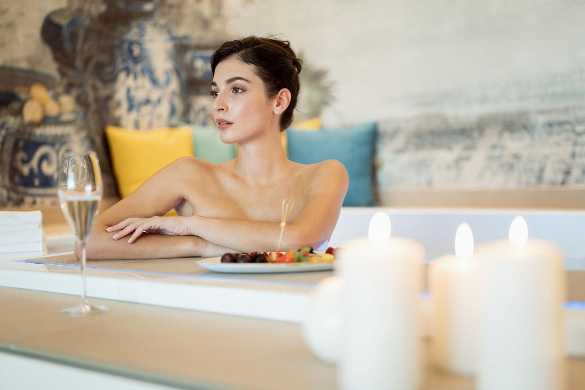 Savoy Beach Hotel & Thermal Spa Бібіоне Екстер'єр фото A woman at a spa