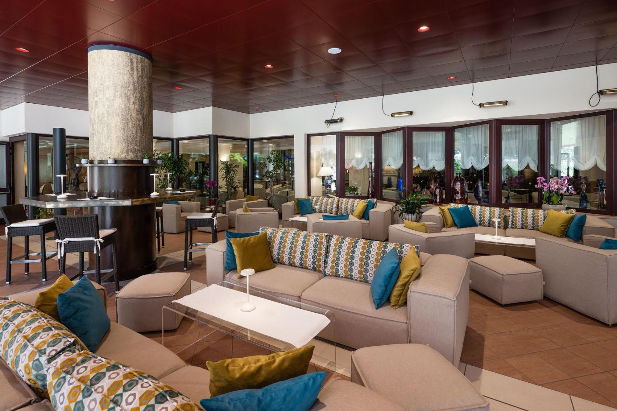 Savoy Beach Hotel & Thermal Spa Бібіоне Екстер'єр фото The lounge at the airport