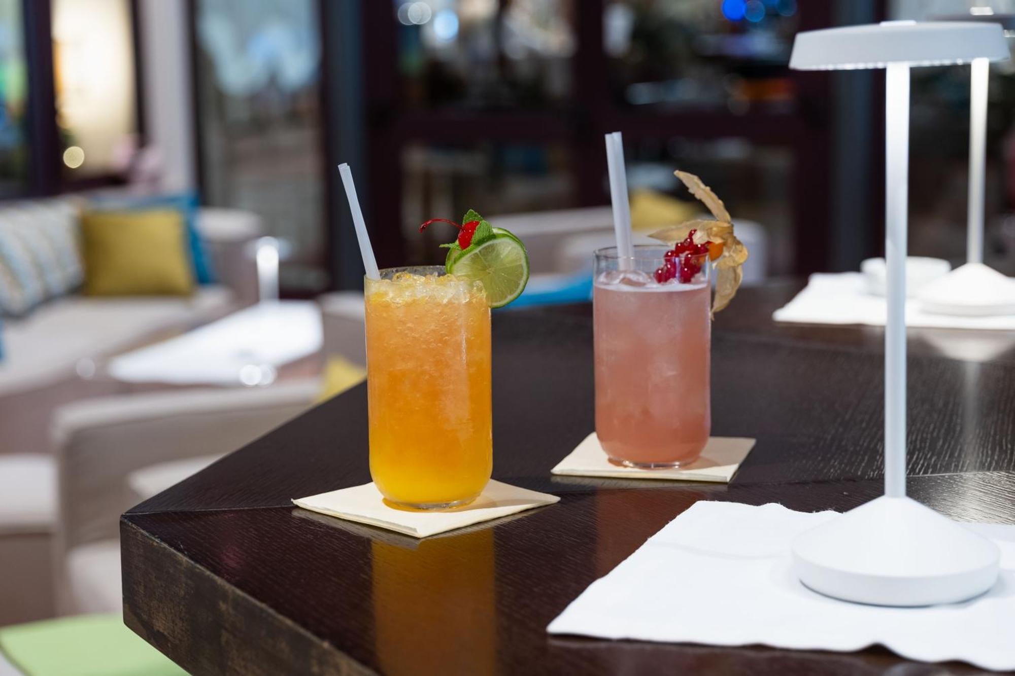 Savoy Beach Hotel & Thermal Spa Бібіоне Екстер'єр фото Cocktails at the bar