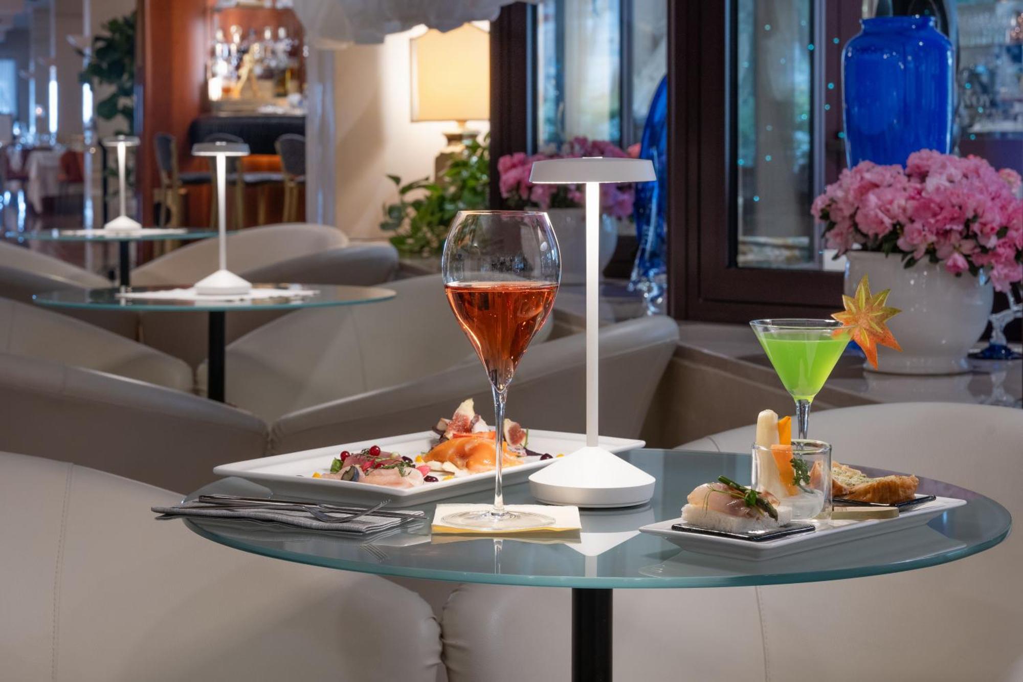 Savoy Beach Hotel & Thermal Spa Бібіоне Екстер'єр фото A glass table