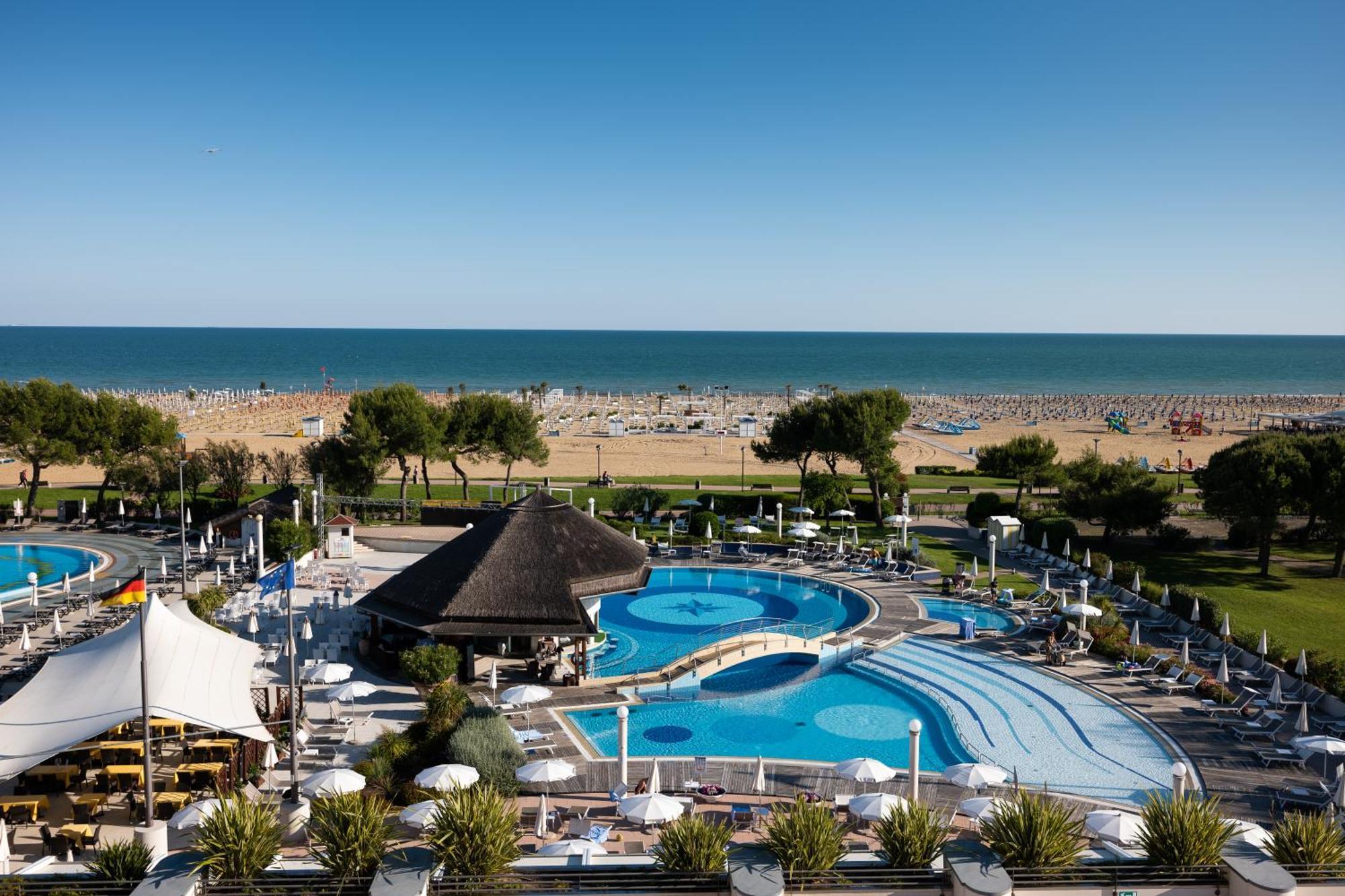 Savoy Beach Hotel & Thermal Spa Бібіоне Екстер'єр фото A view of the beach at the resort
