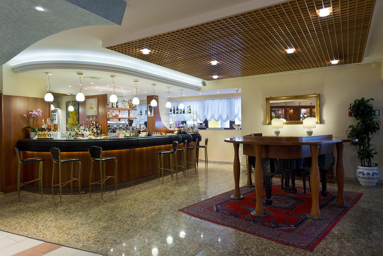 Savoy Beach Hotel & Thermal Spa Бібіоне Екстер'єр фото The lounge at the airport